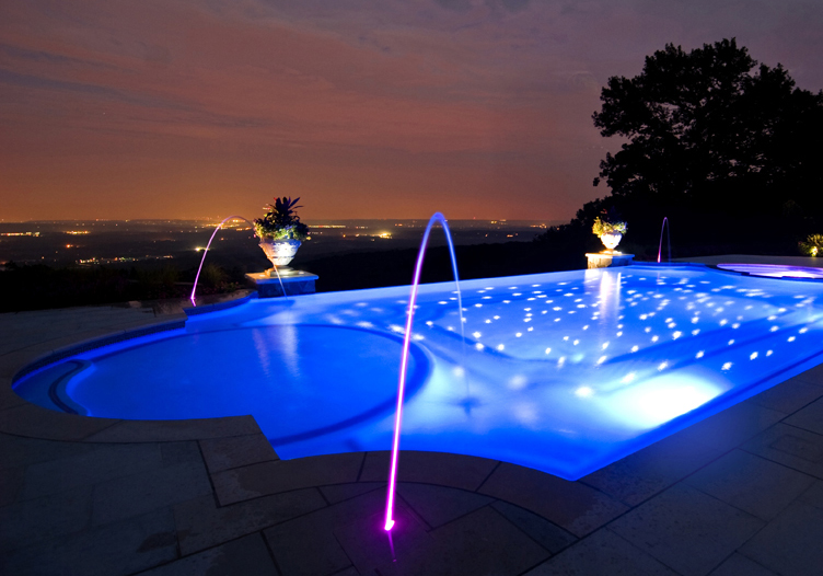 Создайте захватывающую атмосферу вокруг вашего бассейна с помощью наших профессиональных светодиодных прожекторов